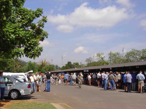 Good-crowd-at-this-fleamarket